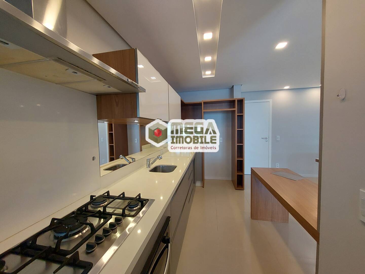 Apartamento à venda com 2 quartos, 70m² - Foto 3